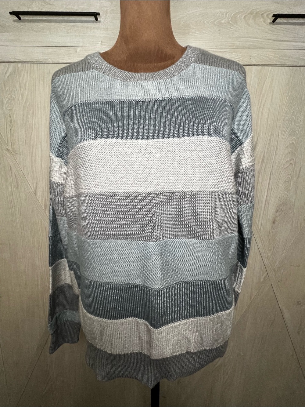 Banana Republic women’s Striped Crewneck Sweater Blue Gray White Size medium